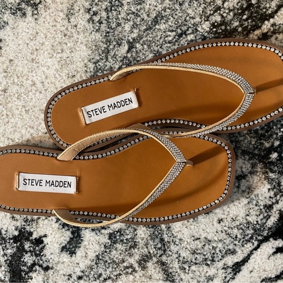 Steve Madden NADRIA RHINESTONES Flip Flops. Size 7. NWT .25 inch heel height - Picture 4 of 8